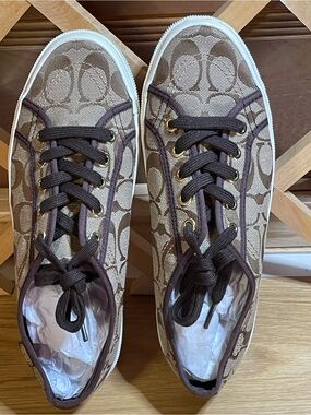 Authentic Coach New York A3851 “ Kalyn “ Sz 9B /Classic Canvas low- top Sneaker